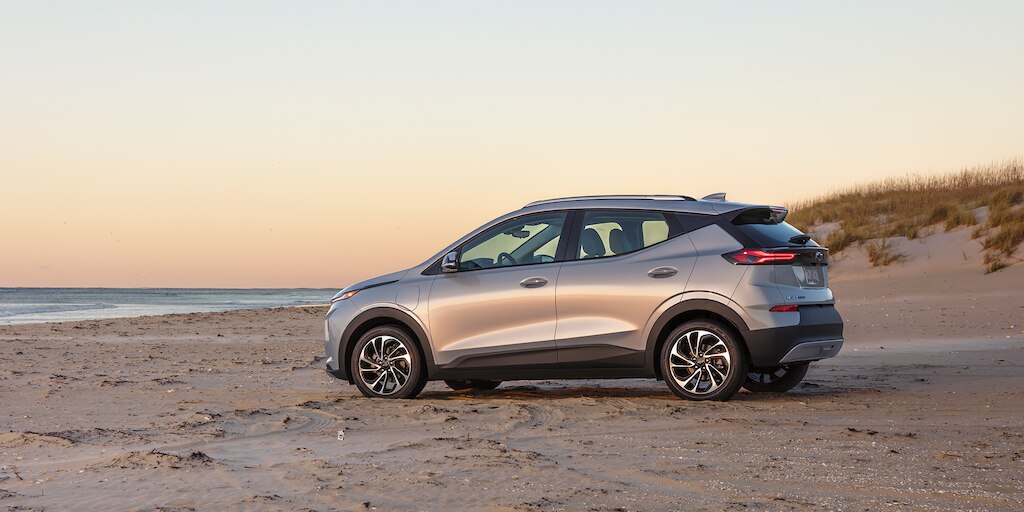 Chevrolet Bolt EUV 2022, SUV eléctrica con rines en aluminio de 17 pulgadas y luces diurnas LED.